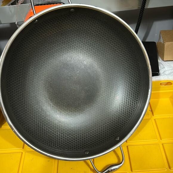 HexClad Hybrid Nonstick 14-Inch Good Wok MSRP $303 - Picture 6 of 7